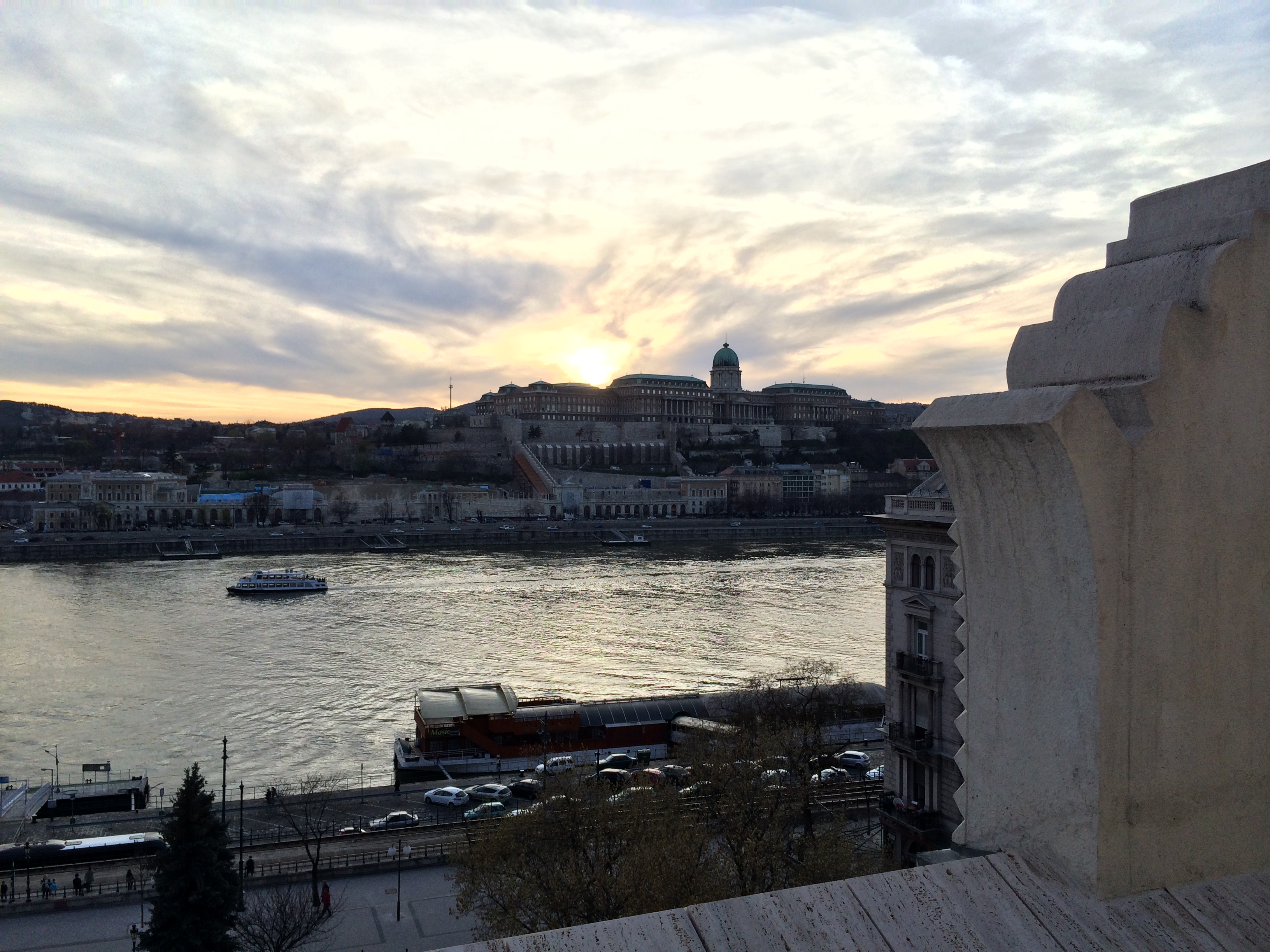 Illustration for article titled Pinaasztal mögött szivarozhat Fekete György az Aranykalickában