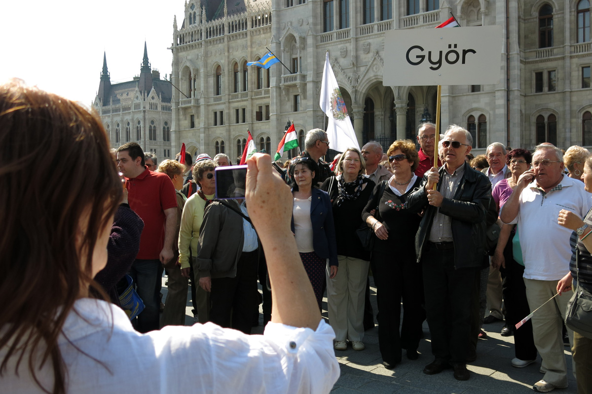 Illustration for article titled Harcba boldog jövőért megyünk – képeink a Második Békemenetről