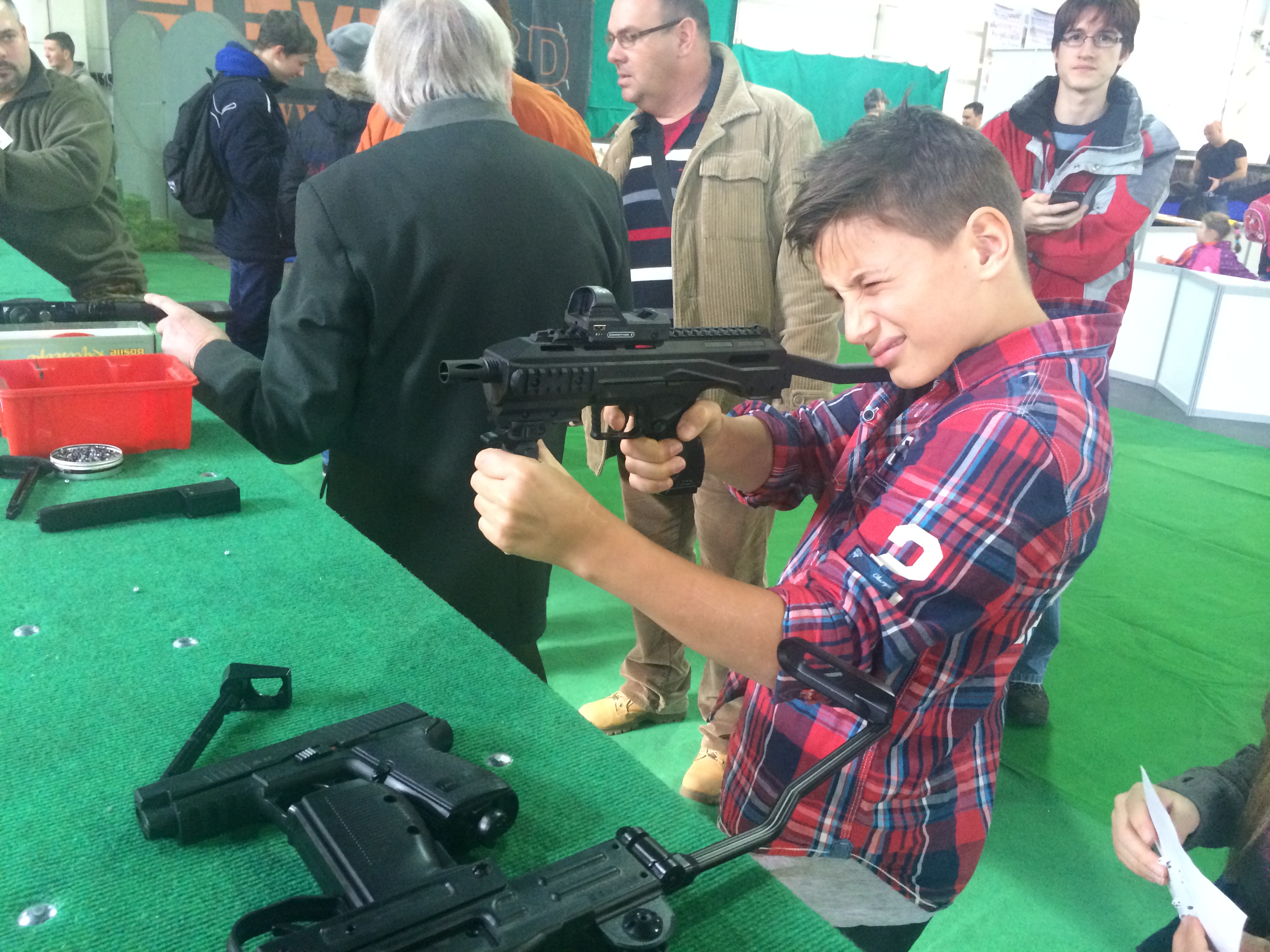 Illustration for article titled Így buliznak döglött állatokkal az ország legidiótábban öltözött emberei