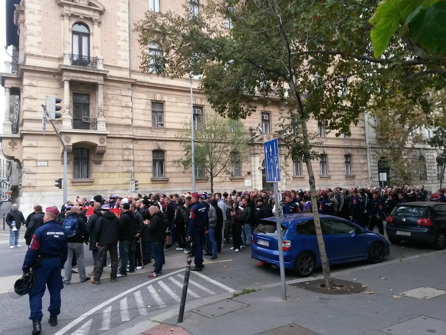 Illustration for article titled Több ezren szidják az MLSZ-t a Kossuth téren