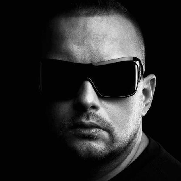 Segítsetek a híres magyar lemezlovasnak!