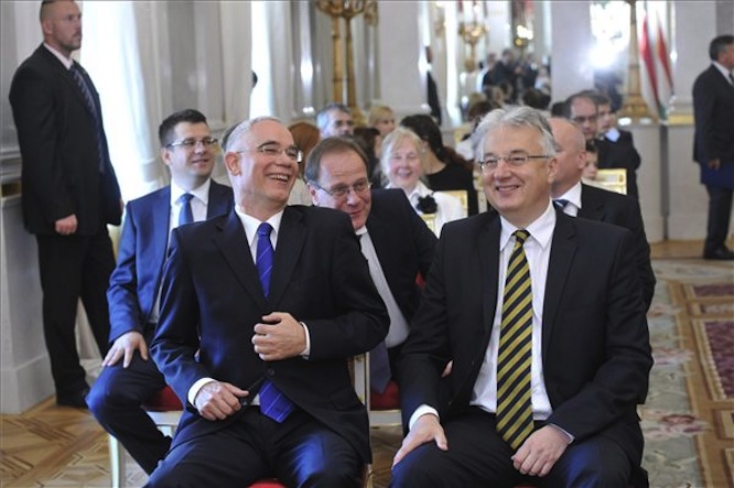 Illustration for article titled Saját sajtószolgáinak jelenlétében megalakult az Orbán-kormány