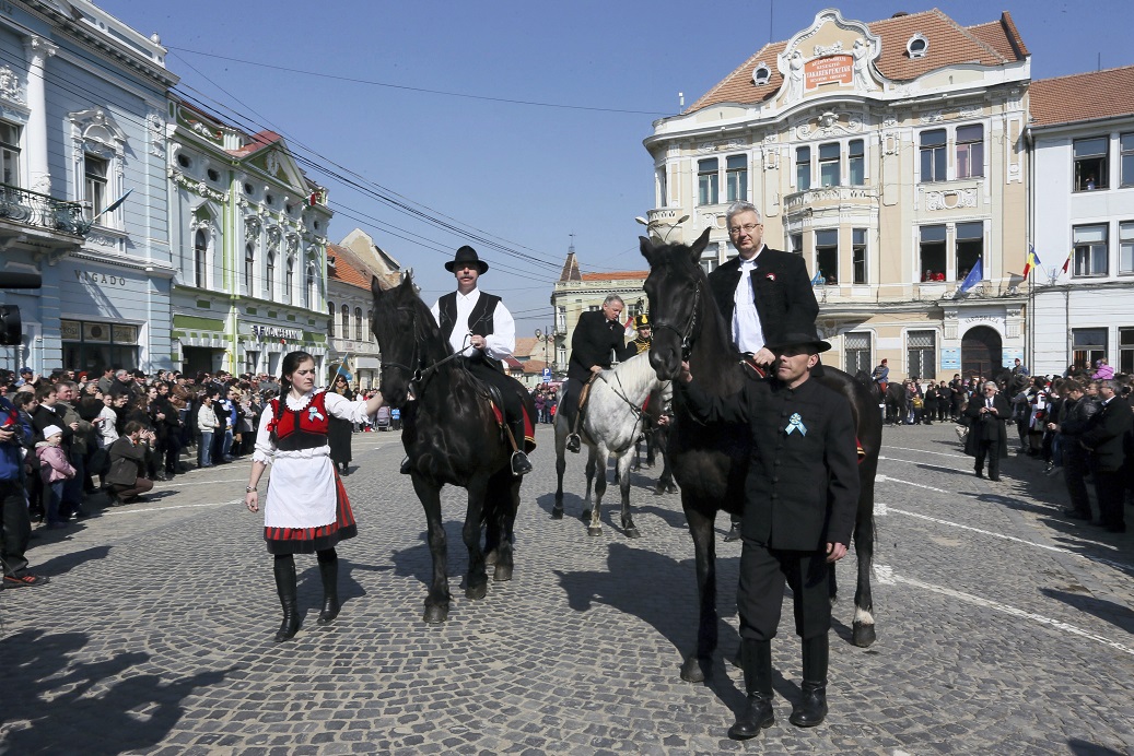 Március 15. - Pajkos esőcseppek a kopasz fejeken (Percről percre)