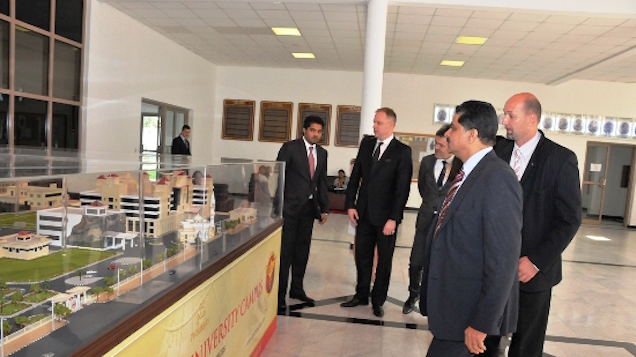 Illustration for article titled Habony Árpád megtekint egy bazi nagy vitrint