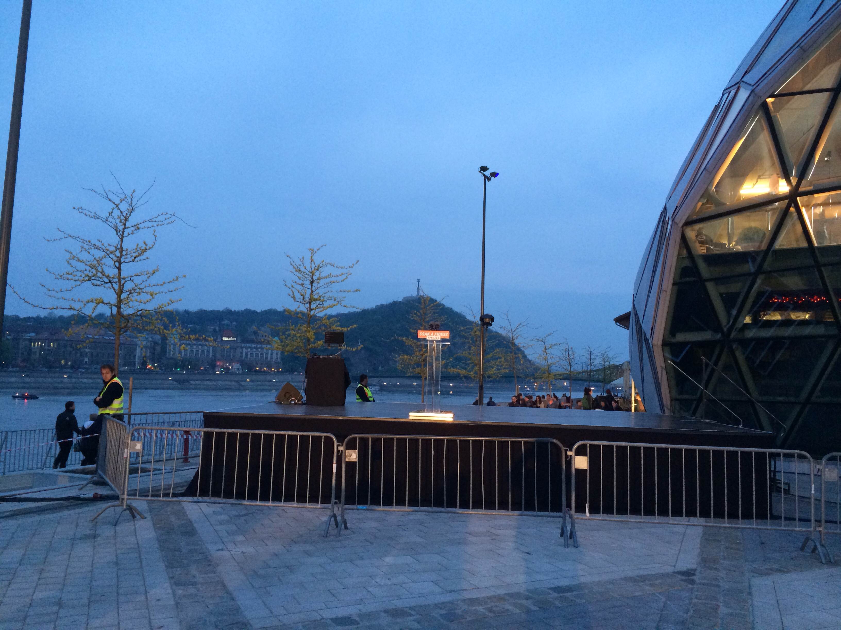 Illustration for article titled Billeg a Fidesz-kétharmad, bejut az LMP (percről percre)