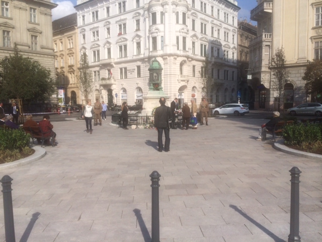 Illustration for article titled A térkőmaffia elfoglalta a Batthyány-örökmécses terecskéjét