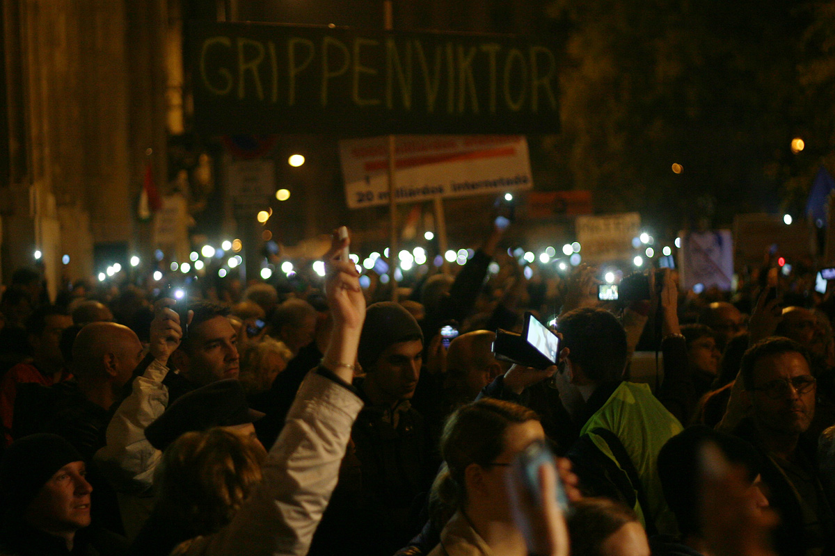 Illustration for article titled Tömegek követelték a Vida Ildikó és Orbán Viktor lemondását