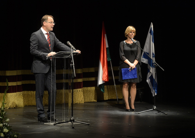 Vegyetek példát a szorgalmas Szijjártó Péterről!