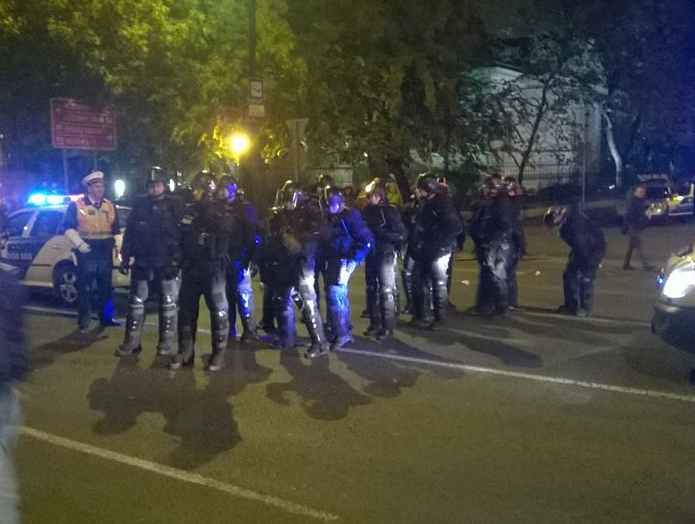 A rohamrendőrök távozásra szólítják fel a tömeget