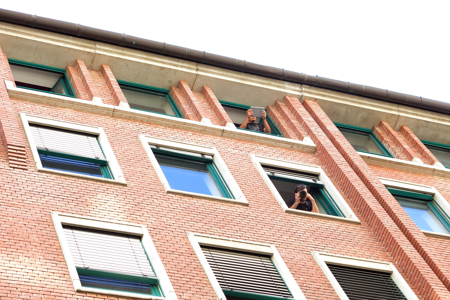 Illustration for article titled 2000 ember tapsolta az Origót a Dob utcában