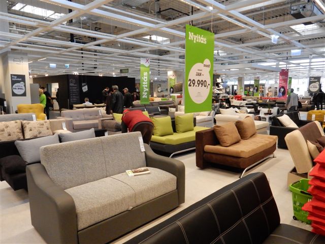 Illustration for article titled Akartok vásárolni egy 80 négyzetméteres teljes lakás berendezést?Akkor irány az óbudai mömaX (Szily Laci mai cikkével)