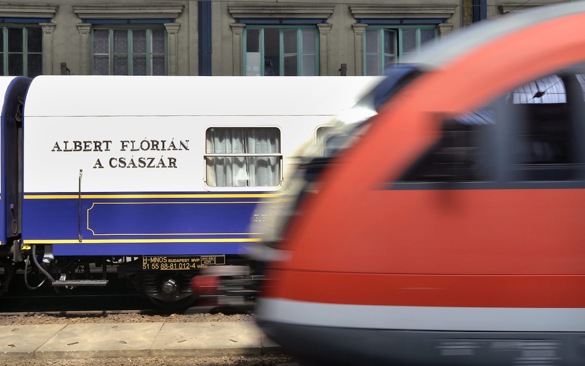 Vasúti étkezőkocsit neveztek el Albert Flóriánról