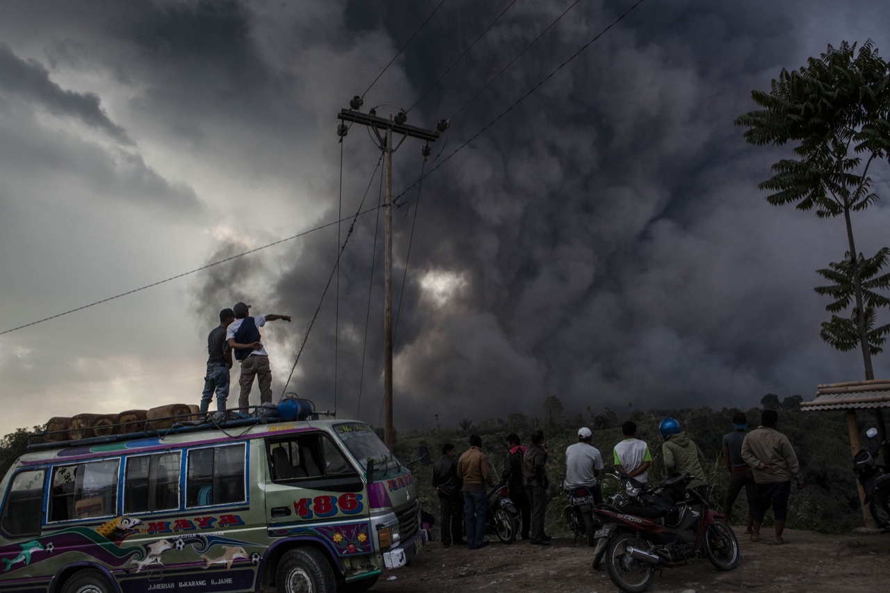 Illustration for article titled Ez a tűzhányó egyszerűen nem bír magával