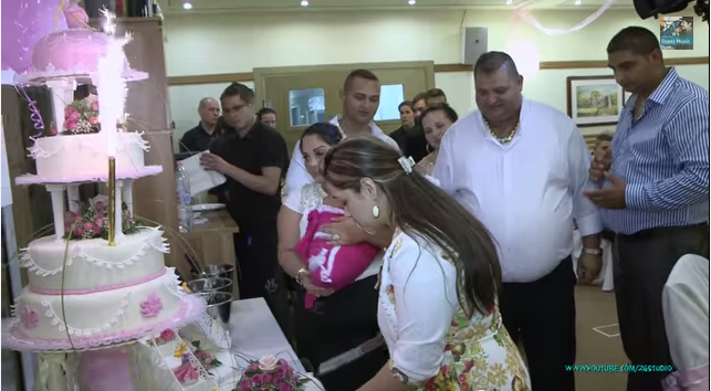 Illustration for article titled Rózsaszín óriáslimóval mentek Dzsesszika keresztelőjére