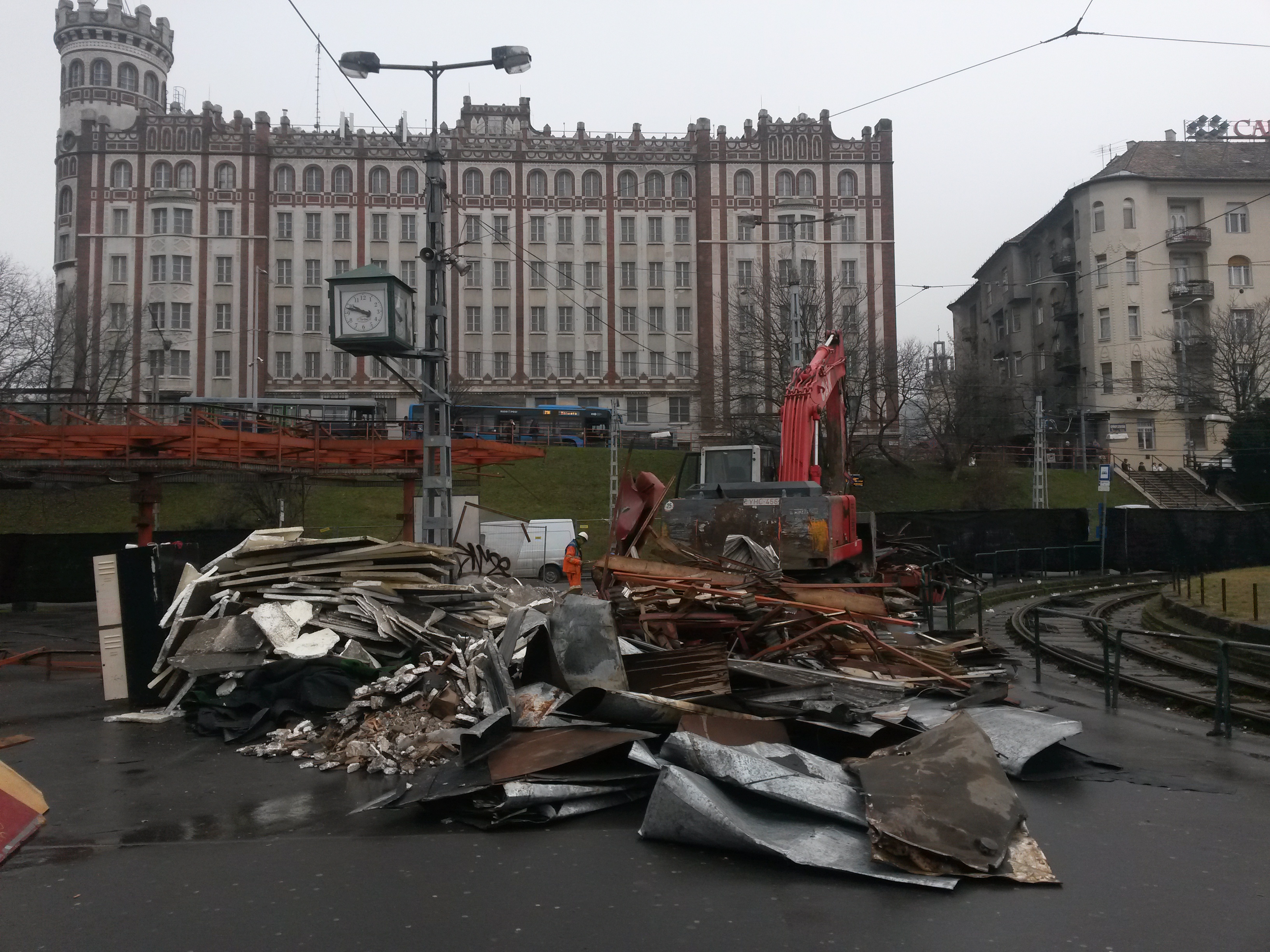 Illustration for article titled Így verik szét a Moszkva teret épp most