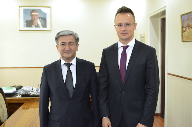 Illustration for article titled Szijjártó Péter mégiscsak lila