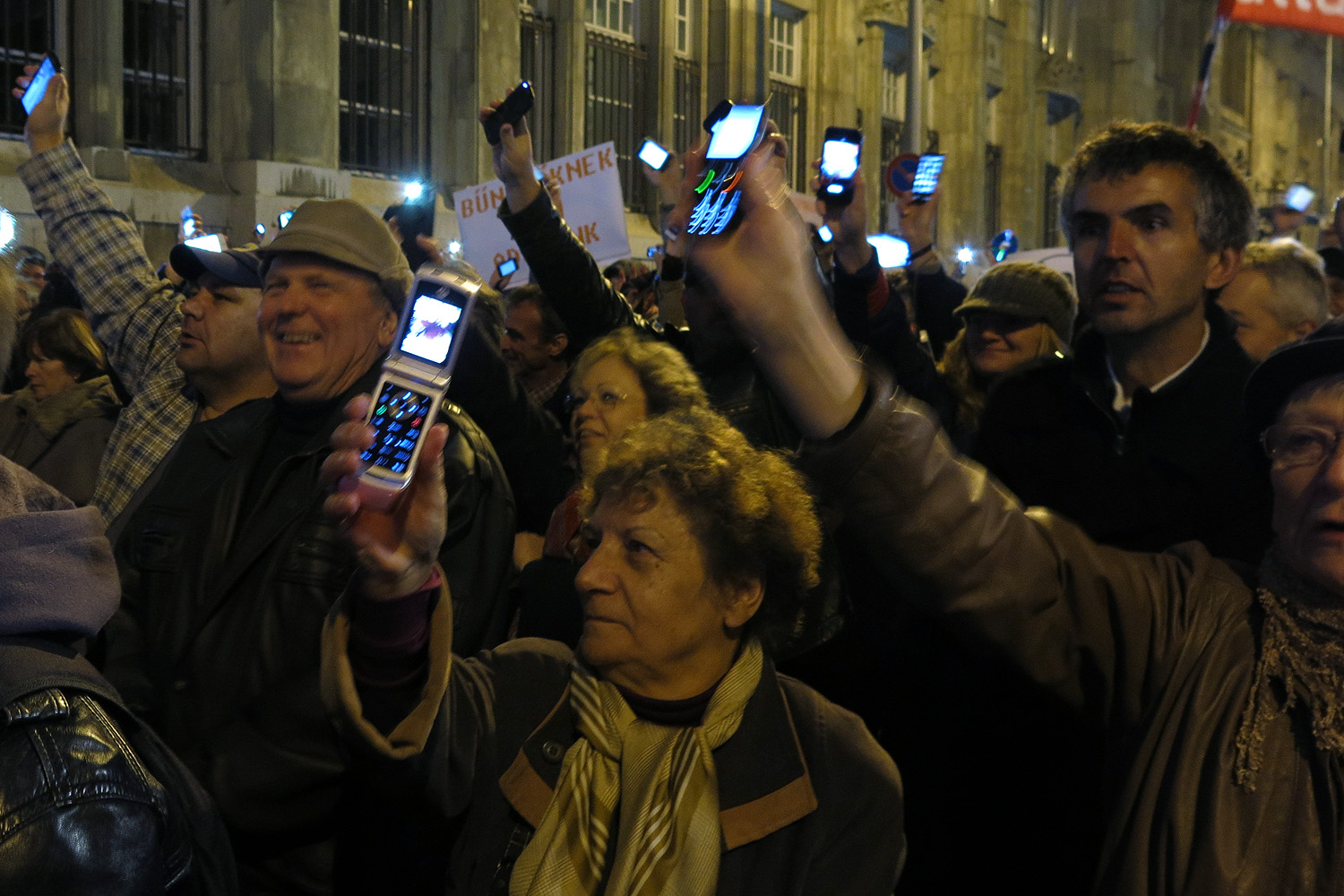 Illustration for article titled Demszky Gábor is ott volt a Fidesz székház ostrománál