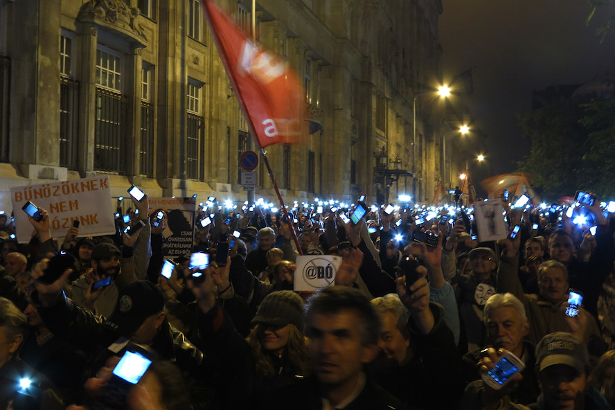 Az Operaházat hagyta most el a menet eleje