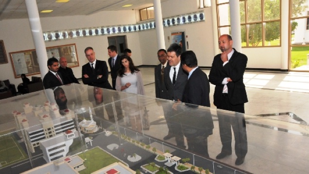 Habony Árpád megtekint egy bazi nagy vitrint