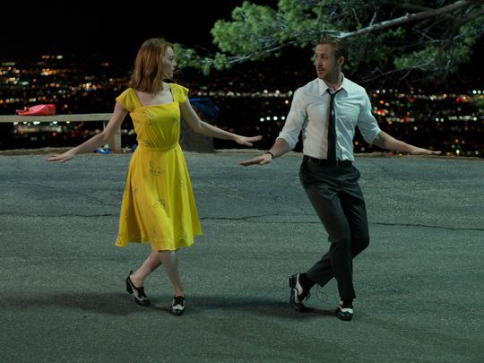 AMIKOR A NÉZŐ RÁJÖN GOSLING ZONGORÁZNI IS TUD!