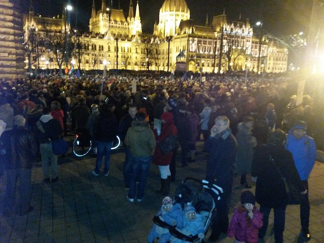 Illustration for article titled Elkezdődött a nagy korrupcióellenes tüntetés a Vértanúk terén