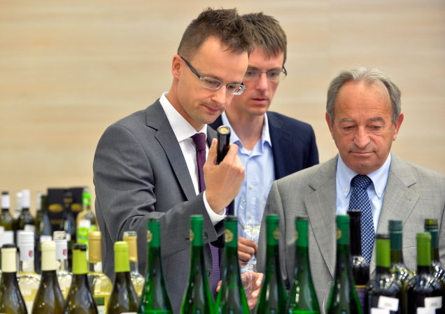 Szijjártó Péter ezekkel a magyar borokkal fogja leitatni a világot