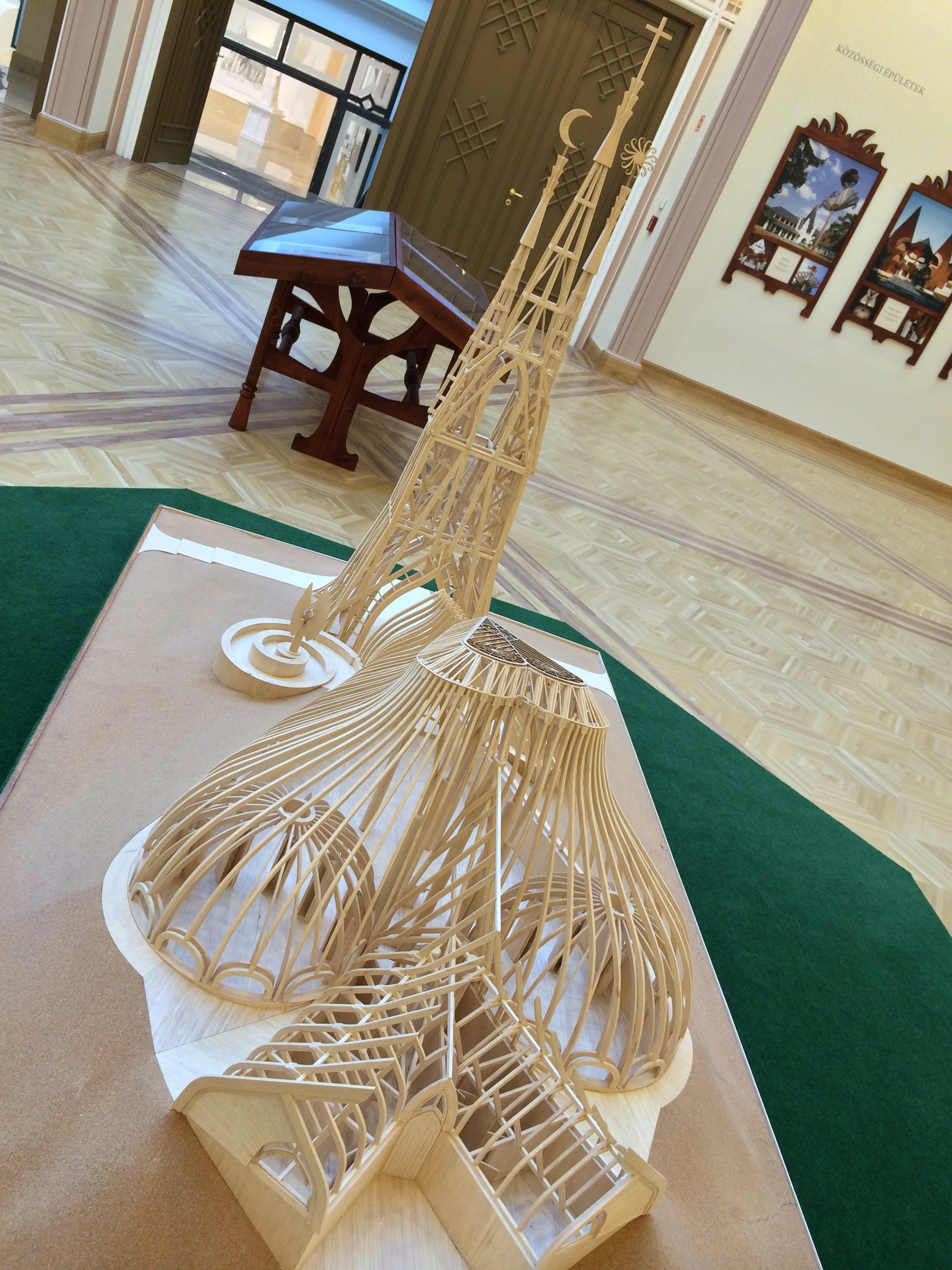 Illustration for article titled Pinaasztal mögött szivarozhat Fekete György az Aranykalickában