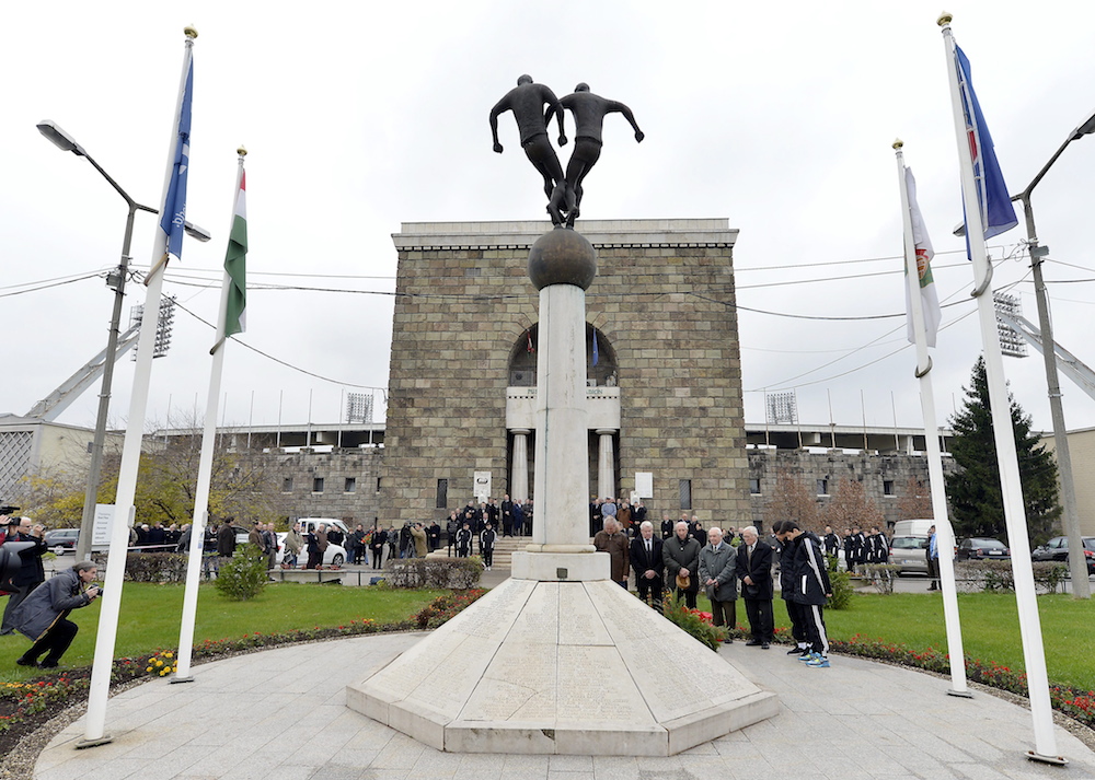 Illustration for article titled Én egyáltalán nem értem, miről szólnak ezek a koszorúzásos fényképek