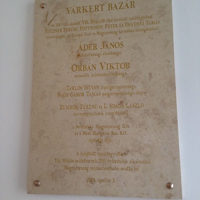 Na, kinek a neve a legnagyobb a Várkert Bazár emléktábláján?