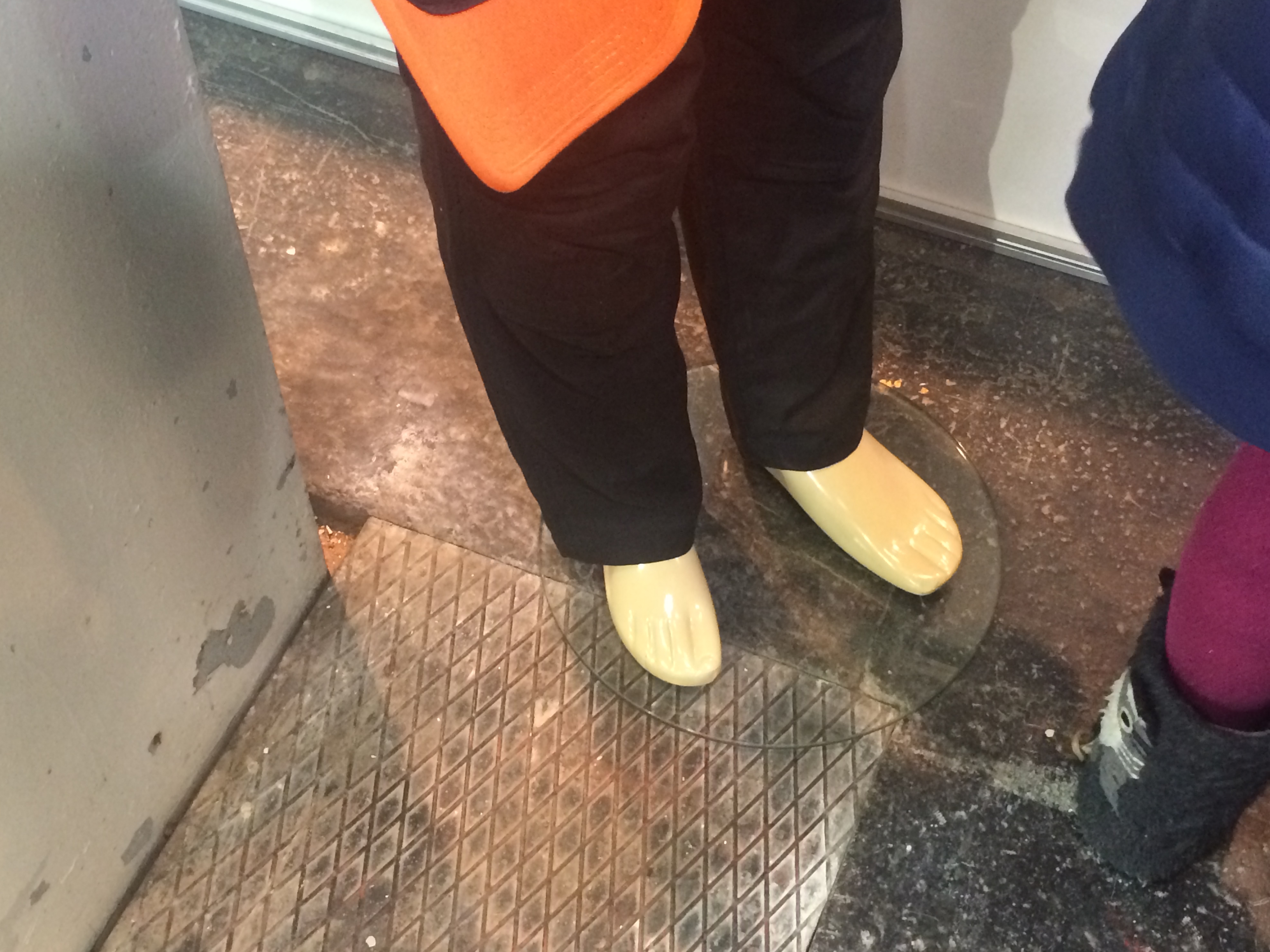 Illustration for article titled Így buliznak döglött állatokkal az ország legidiótábban öltözött emberei