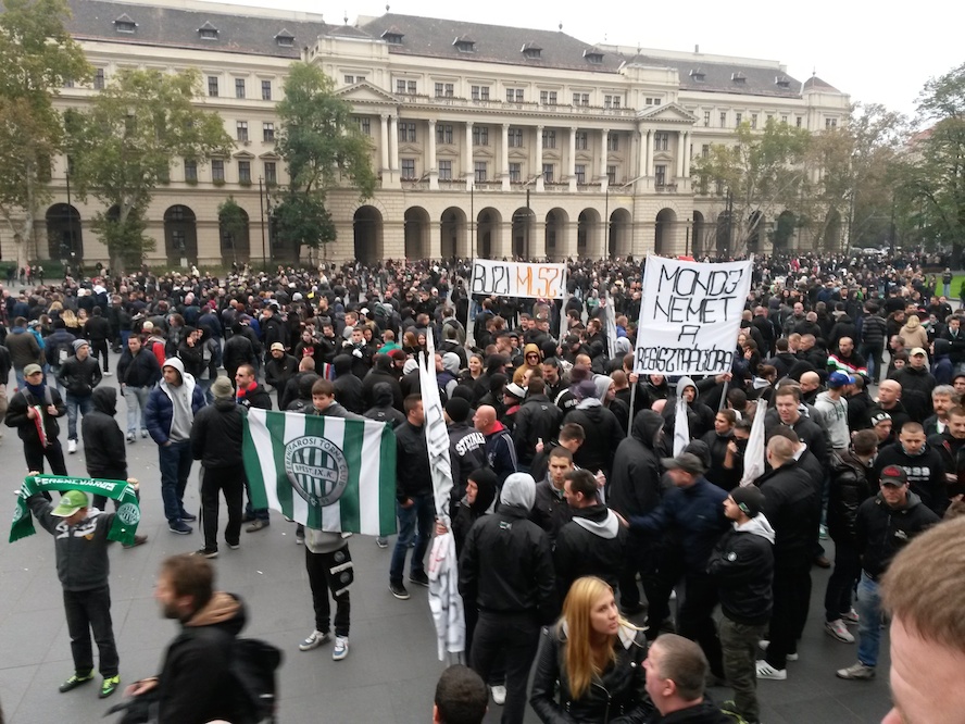 Illustration for article titled Takarodjon a politika a fociból!