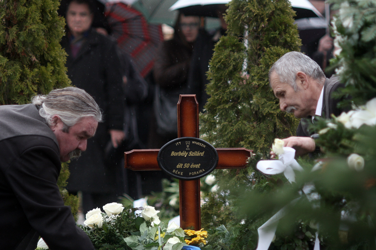 Illustration for article titled Elég egy szálat elszakítani – ma temették Borbély Szilárdot